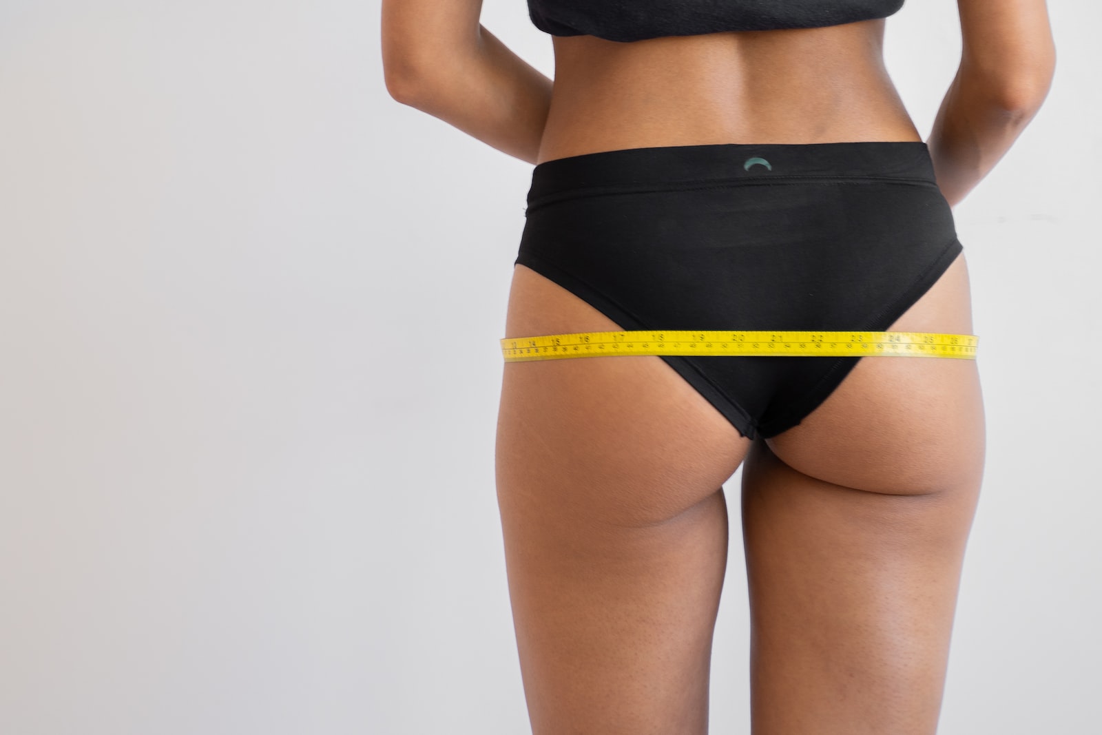 femme avec une culotte menstruelle