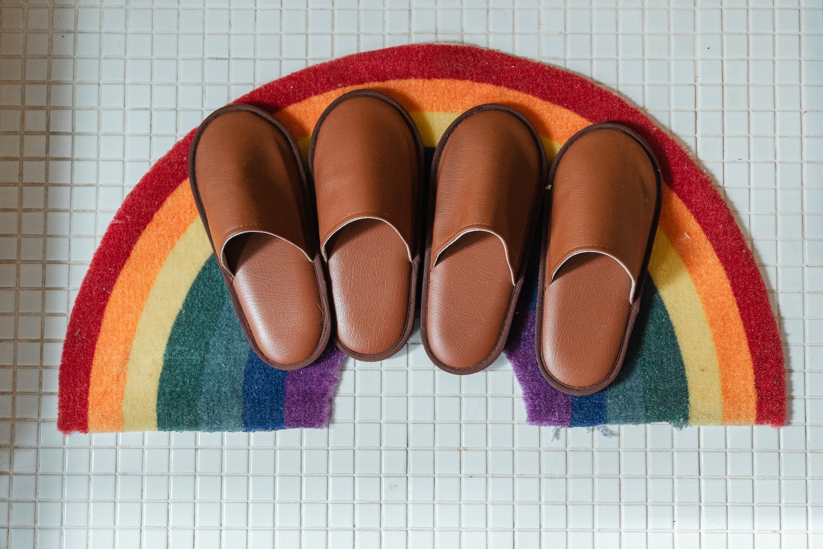 chausson fabriqué en france marron sur un arc en ciel