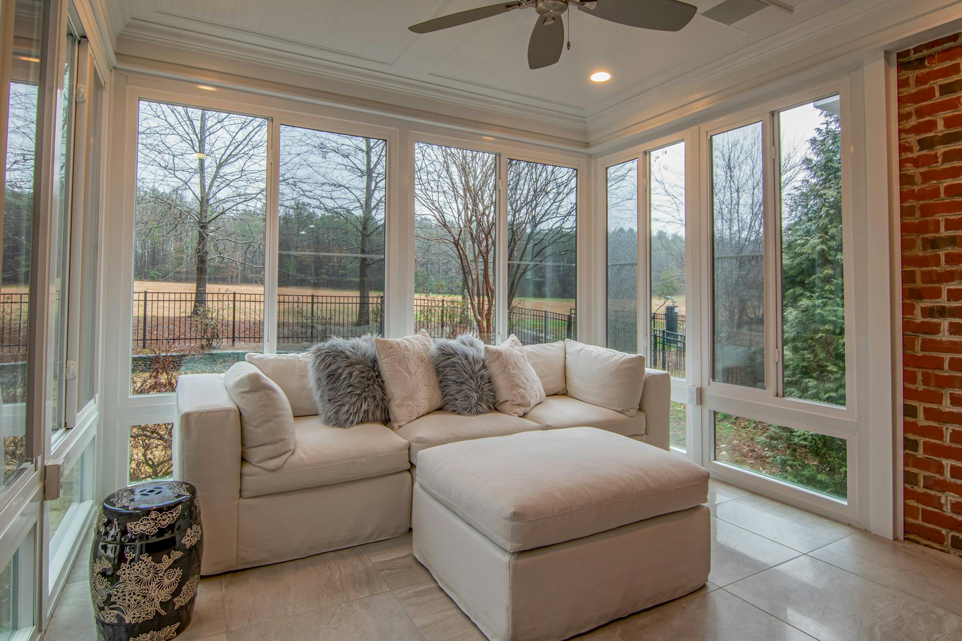 veranda de 20m2 aménager avec un canapé